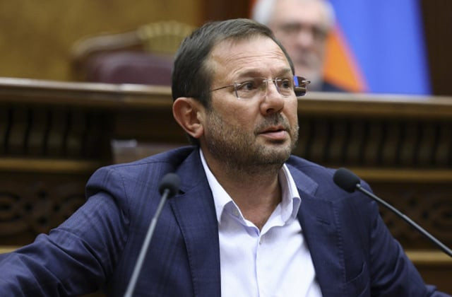Քաղաքը թունավոր ծխով պատված է, իսկ ՔՊ-ն պատրաստվում է թիթեռ նկարել ու ողջ քաղաքում իբր համերգներ են. Գեղամ Մանուկյան