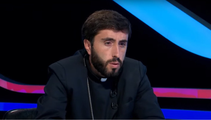 Ժողովն արդեն մի քանի օր է փակ դռների ետևում իրականացնում են` պատրաստելով փաթեթներ իմ և քահանա եղբայրներիս դեմ․ Տեր Արամ