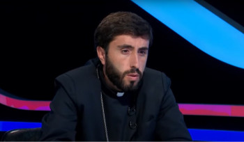 Ժողովն արդեն մի քանի օր է փակ դռների ետևում իրականացնում են` պատրաստելով փաթեթներ իմ և քահանա եղբայրներիս դեմ․ Տեր Արամ