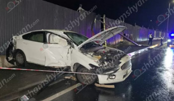 Երևանում «Ford Fusion»-ը կոտրել է էլեկտրասյունը և հայտնվել մայթին. կա վիրավոր