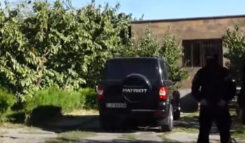 Փրկարարները՝ հատուկ գործիքները ձեռքներին, ԱԱԾ-ականների հրահանգով մտան Արագածոտնի թեմի առաջնորդարան (տեսանյութ)