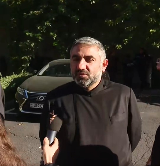 Սաղմոսավանքի հոգևոր հովիվ Տեր Փառենը դուրս եկավ Քննչական կոմիտեից