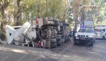 Երևանում ցեմենտատարը կողաշրջվել է. վարորդին դուրս են բերել ավտոմեքենայից՝ օգտագործելով հատուկ տեխնիկա