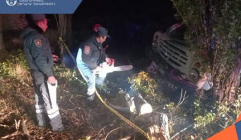 Բեռնատար ավտոմեքենան դուրս է եկել ճանապարհի երթևեկելի հատվածից և հայտնվել ծառերի արանքում