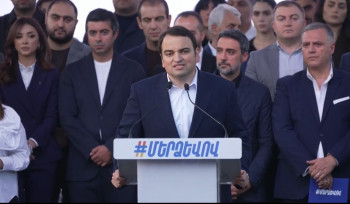 Ազատության հրապարակից հանրահավաքի մասնակիցները երթով մեկնել են  ԱԱԾ շենքի մոտ․ ուղիղ