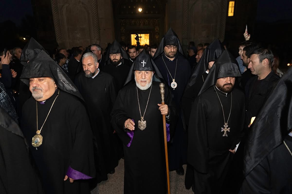 Ամենայն Հայոց Կաթողիկոսն իր օրհնությունն է բաշխել Մայր Աթոռ ժամանած ուխտավորներին