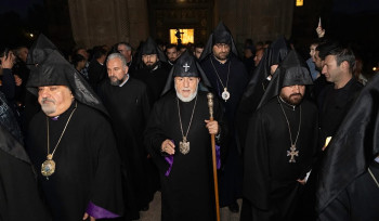Ամենայն Հայոց Կաթողիկոսն իր օրհնությունն է բաշխել Մայր Աթոռ ժամանած ուխտավորներին