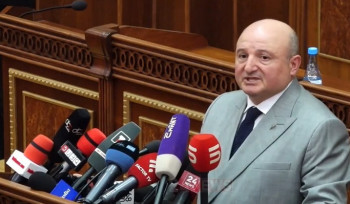 Աշխատակիցները թույլ չեն տալիս դիմակավորված ուժայիններին ձերբակալել Վարդան Ղուկասյանին