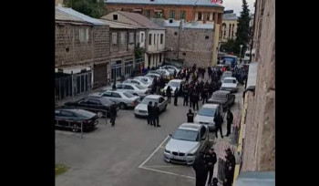Ոստիկանական ուժեր են կուտակվում Գյումրու քաղաքապետարանի մոտ (տեսանյութ)