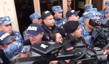 Գյումրիի քաղաքապետարանի մոտ իրավիճակը գերլարված է (տեսանյութ)