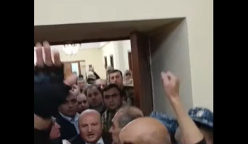 Վարդան Ղուկասյանը դիմեց Գյումրու քաղաքապետարանում հավաքված քաղաքացիներին (տեսանյութ)