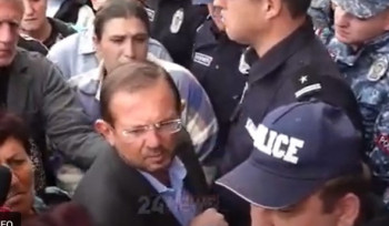 Ո՞վ ա պատասխանատուն, կանչե՛ք. Գեղամ Մանուկյանին թույլ չեն տալիս մտնել Գյումրիի քաղաքապետարան