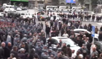 Գյումրու քաղաքապետարանի դիմաց բախումներ են․ կարմիրբերետավորներ բերման են ենթարկում մարդկանց