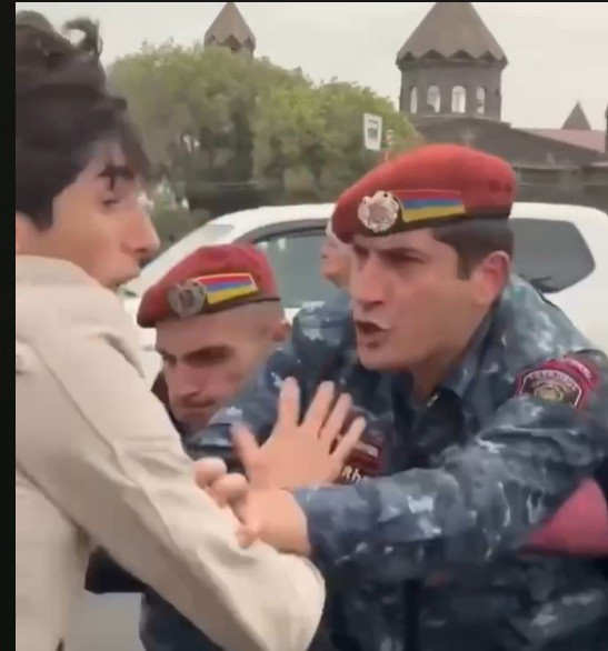 Դու՞ ես որոշում ինչ անես, արա՛․ ոստիկանները Գյումրիում քաշքշելով բերման են ենթարկում քաղաքացիներին