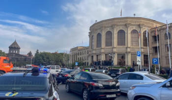 Գյումրու համայնքապետարանի մոտից 33 անձ է ձերբակալվել. ՔԿ