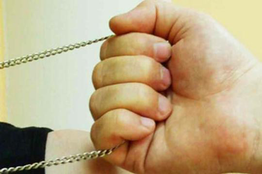 Կոտայքի մարզում տղամարդը 23-ամյա աղջկա պարանոցից քաշել, պոկել է վերջինիս վզնոցը և դիմել փախուստի