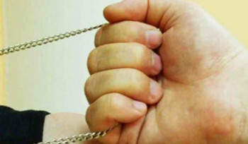 Կոտայքի մարզում տղամարդը 23-ամյա աղջկա պարանոցից քաշել, պոկել է վերջինիս վզնոցը և դիմել փախուստի