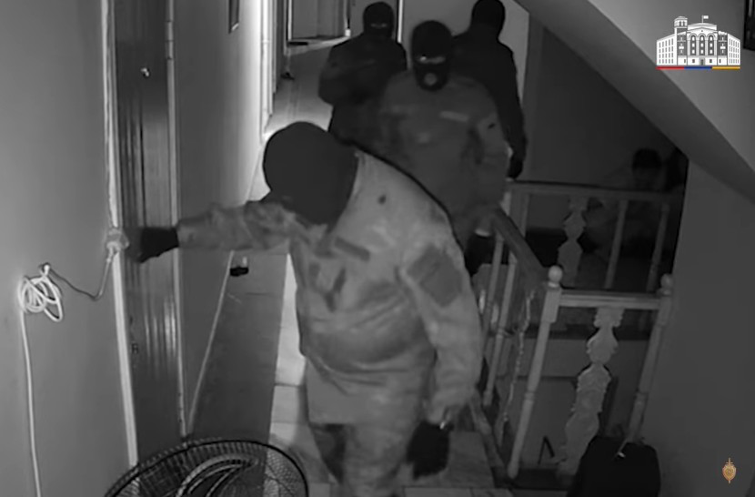 Ոստիկանության համազգեստով և դիմակներով անձինք մուտք են գործել Երևանի հյուրանոցի տարբեր սենյակներ, զենքի սպառնալիքով, ոմանց էլ կապկպելով` հափշտակել են բջջային հեռախոսներ, գումար