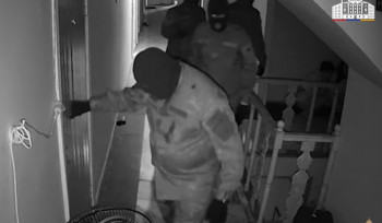 Ոստիկանության համազգեստով և դիմակներով անձինք մուտք են գործել Երևանի հյուրանոցի տարբեր սենյակներ, զենքի սպառնալիքով, ոմանց էլ կապկպելով` հափշտակել են բջջային հեռախոսներ, գումար