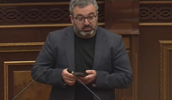 Գառնիկ Դանիելյանը ԱԺ–ում միացրեց Փաշինյանի՝ միմյանց հակասող հայտարարությունները եկեղեցու մասին (տեսանյութ)