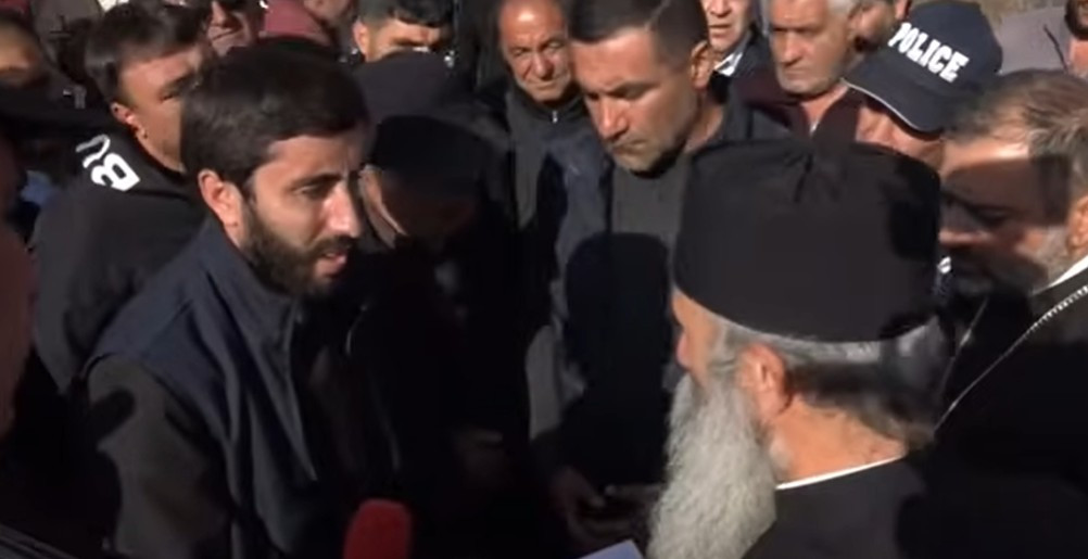 Հովհաննավանքում իրավիճակը լարված է․ Մայր աթոռից եկած պատվիրակները Ստեփան Ասատրյանին ներկայացրին կարգալույծ լինելու փաստաթուղթը