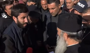 Հովհաննավանքում իրավիճակը լարված է․ Մայր աթոռից եկած պատվիրակները Ստեփան Ասատրյանին ներկայացրին կարգալույծ լինելու փաստաթուղթը