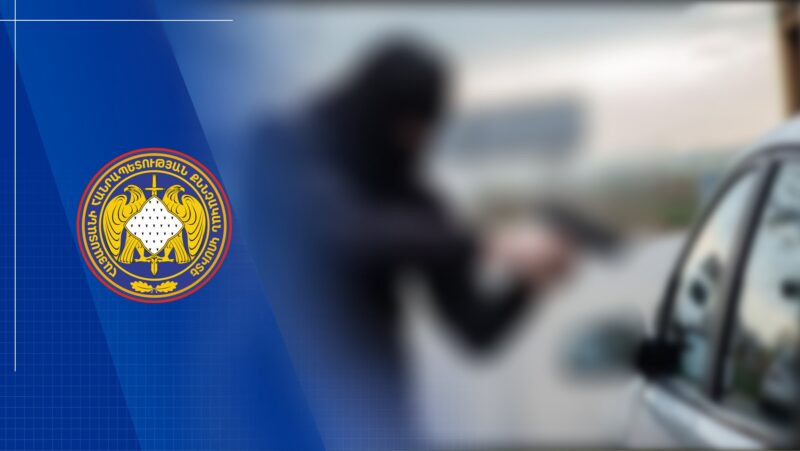 Իբրև ՀՀ ոստիկանության աշխատակիցներ ներկայացած անձինք մուտք են գործել օտարերկրյա քաղաքացու բնակարան, վերցրել սեղանին դրված փոշիանման զանգվածը և հայտնել թմրամիջոց հայտնաբերելու մասին