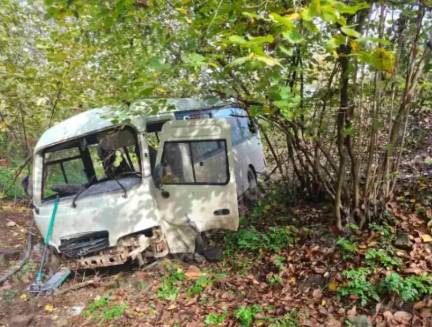 Տավուշում բախվել են «Mercedes»-ն ու «Hyundai» ավտոբուսը. վերջինը հայտնվել է անտառում. կա 11 վիրավոր