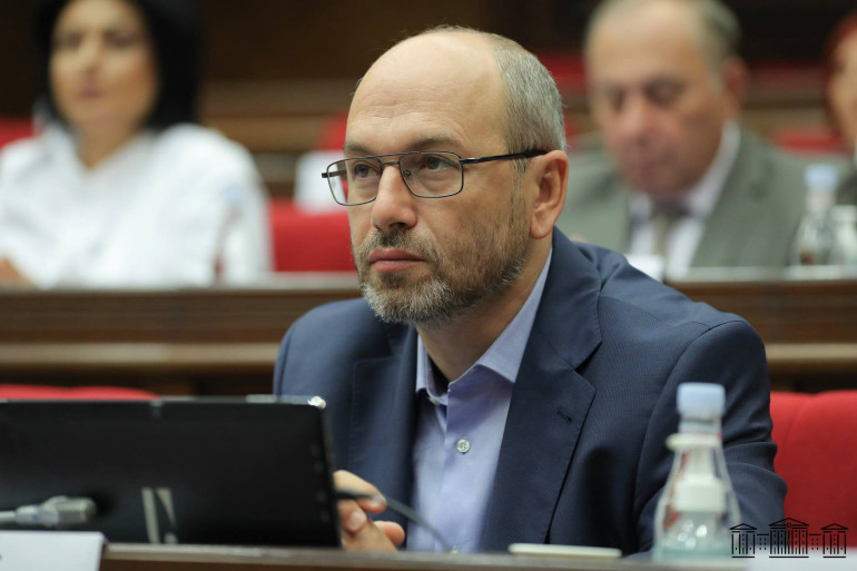 Այսինքն Արցախը տորթի կտոր էր, և ինչ-որ մեկը վերցրեց և տվե՞ց․ Գեղամ Նազարյան