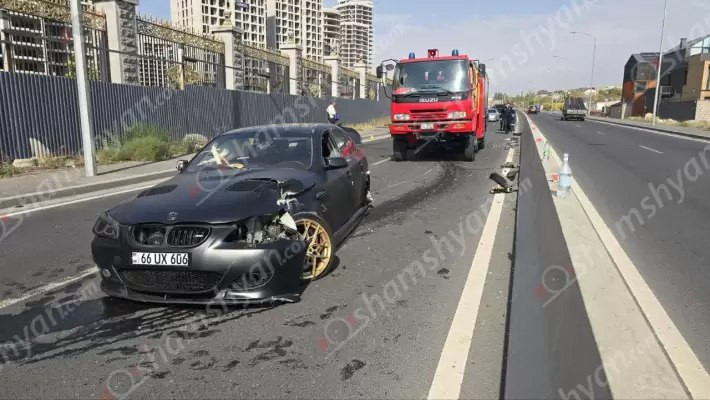 «BMW»-ն Երևանում դուրս է եկել երթևեկելի գոտուց, բախվել բազալտե եզրաքարին, ապա կոտրել 2 երկաթե էլեկտրասյուներն ու հայտնվել ճանապարհի մեջտեղում