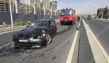 «BMW»-ն Երևանում դուրս է եկել երթևեկելի գոտուց, բախվել բազալտե եզրաքարին, ապա կոտրել 2 երկաթե էլեկտրասյուներն ու հայտնվել ճանապարհի մեջտեղում
