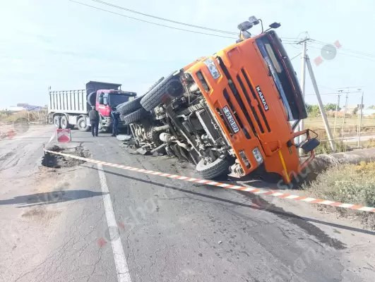 Արտակարգ դեպք՝ Մեյմանդարի շուկայի մոտ․ կամրջի վնասման պատճառով «KamAZ»-ը կամրջի վրա կողաշրջվել է