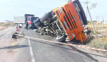 Արտակարգ դեպք՝ Մեյմանդարի շուկայի մոտ․ կամրջի վնասման պատճառով «KamAZ»-ը կամրջի վրա կողաշրջվել է