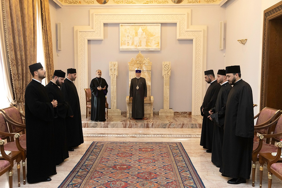 Վեհափառ Հայրապետը հորդորել է երիտասարդ եկեղեցականներին իրենց ծառայության մեջ լինել նախանձախնդիր և հաստատակամ