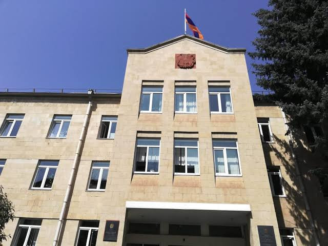 Վանաձորի դատարանում 22–ամյա երիտասարդի են դանակահարել. բժիշկները պայքարում են նրա կյանքի համար