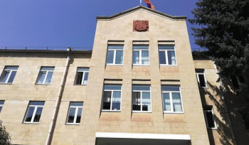 Վանաձորի դատարանում 22–ամյա երիտասարդի են դանակահարել. բժիշկները պայքարում են նրա կյանքի համար