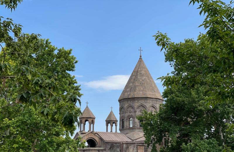 Խոր Վիրապում բանտարկությունից դուրս գալուց հետո Ս. Գրիգոր Լուսավորիչը տեսիլք է տեսնում, ուր Միածինը, ողողված հրաշափառ լույսով. Հայ Առաքելական եկեղեցին նշում է Կաթողիկե Սուրբ Էջմիածնի հիմնադրման տոնը