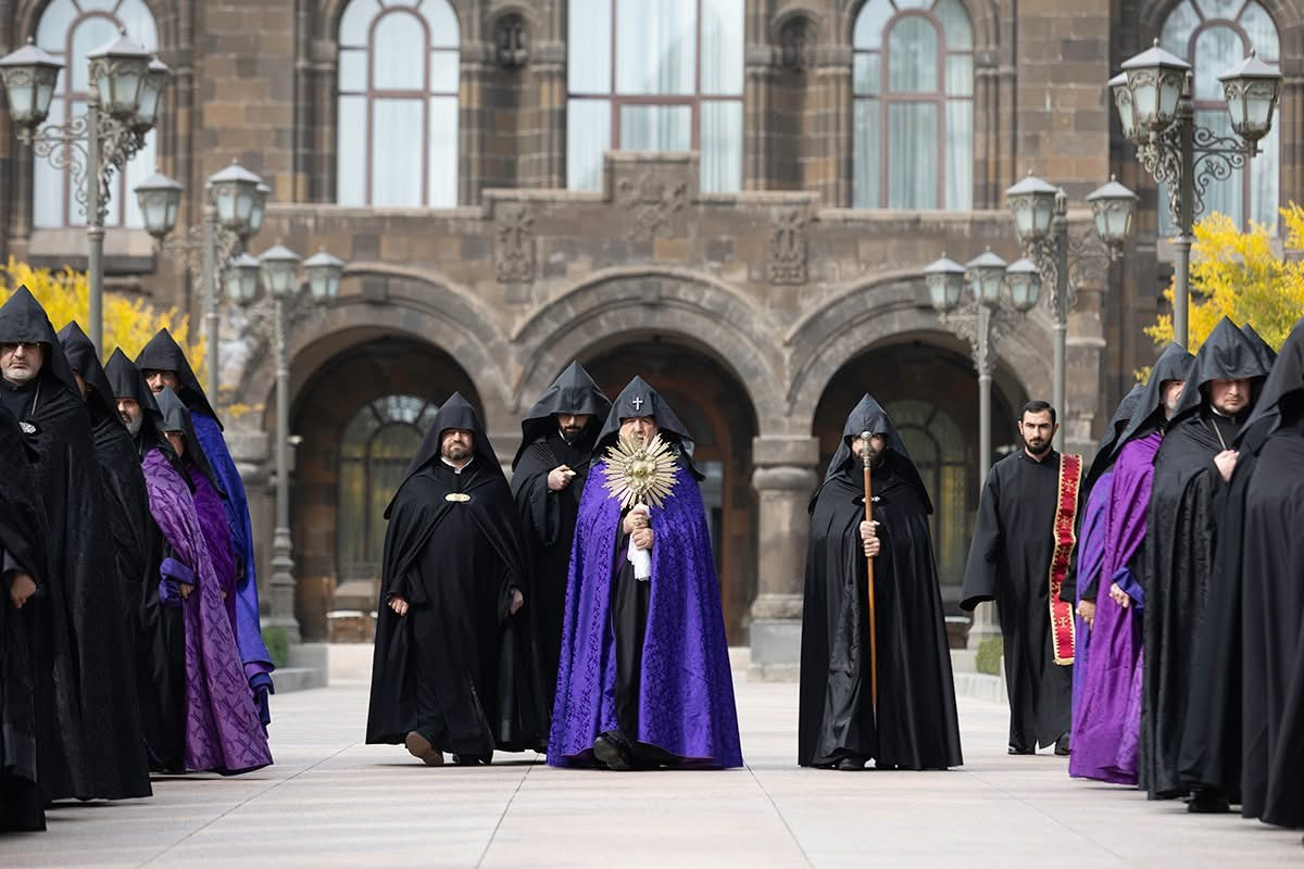 Բարձրաստիճան հոգևորականները հակաքայլեր են ձեռնարկում իշխանությունների դեմ. «Հրապարակ»