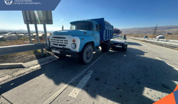 Աշտարակ-Գյումրի ավտոճանապարհին բախվել են «Ford»-ը  և «ZIL» քարով բեռնված բեռնատարը