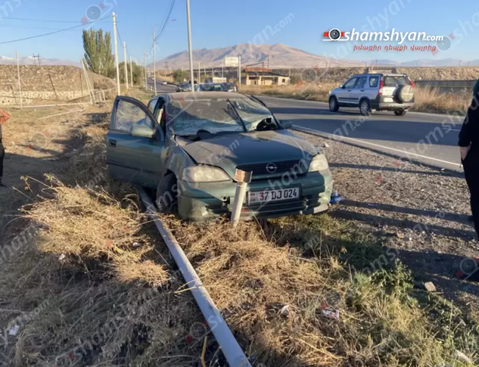 Եղվարդ-Զովունի ճանապարհին «Opel»-ը դուրս է եկել ճանապարհի երթևեկելի գոտուց, բախվել հողաթմբերին, ապա գազատար խողովակներին․ կան տուժածներ