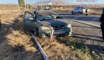 Եղվարդ-Զովունի ճանապարհին «Opel»-ը դուրս է եկել ճանապարհի երթևեկելի գոտուց, բախվել հողաթմբերին, ապա գազատար խողովակներին․ կան տուժածներ