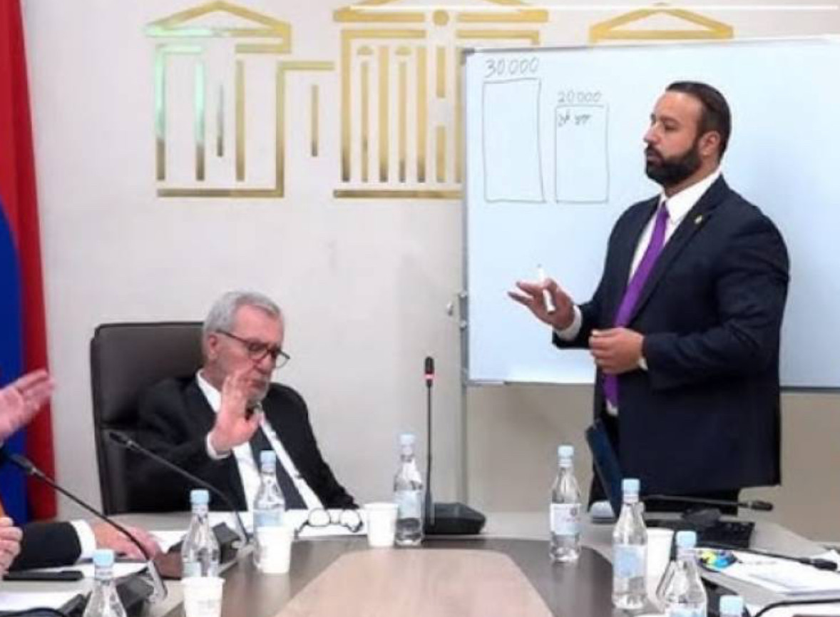 Փակ նիստի ժամանակ «դեբոշ» են արել.  Հայկ Սարգսյանը փորձել է անգամ Փաշինյանի անձով սաստել Քոչարյանին. «Հրապարակ»