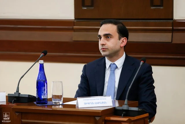 Մի ամիս ա՝ փոս չենք կարում լցնենք քաղաքում, Աջափնյակի մետրո պիտի կառուցե՞նք․ Ավինյանը զայրացավ