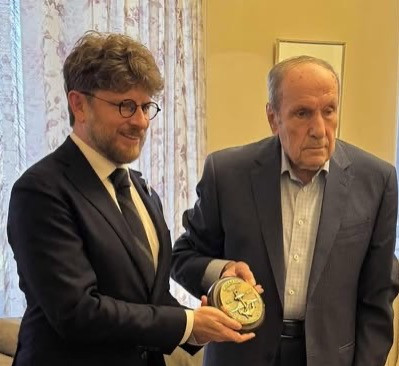 Առաջին նախագահ Լևոն Տեր-Պետրոսյանն իր առանձնատանը հյուրընկալել է Հայաստանում Ֆրանսիայի դեսպան Օլիվիե Դեկոտինյիին