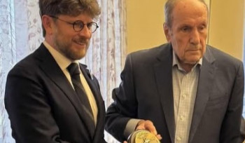 Առաջին նախագահ Լևոն Տեր-Պետրոսյանն իր առանձնատանը հյուրընկալել է Հայաստանում Ֆրանսիայի դեսպան Օլիվիե Դեկոտինյիին