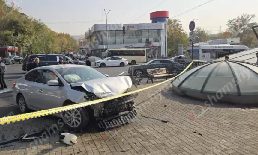 Երևանում բախվել են Nissan-ը և Mercedes-ը. վերջինը բախվել է կայանված Գազել-ին. կան վիրավորներ