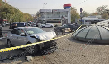 Երևանում բախվել են Nissan-ը և Mercedes-ը. վերջինը բախվել է կայանված Գազել-ին. կան վիրավորներ