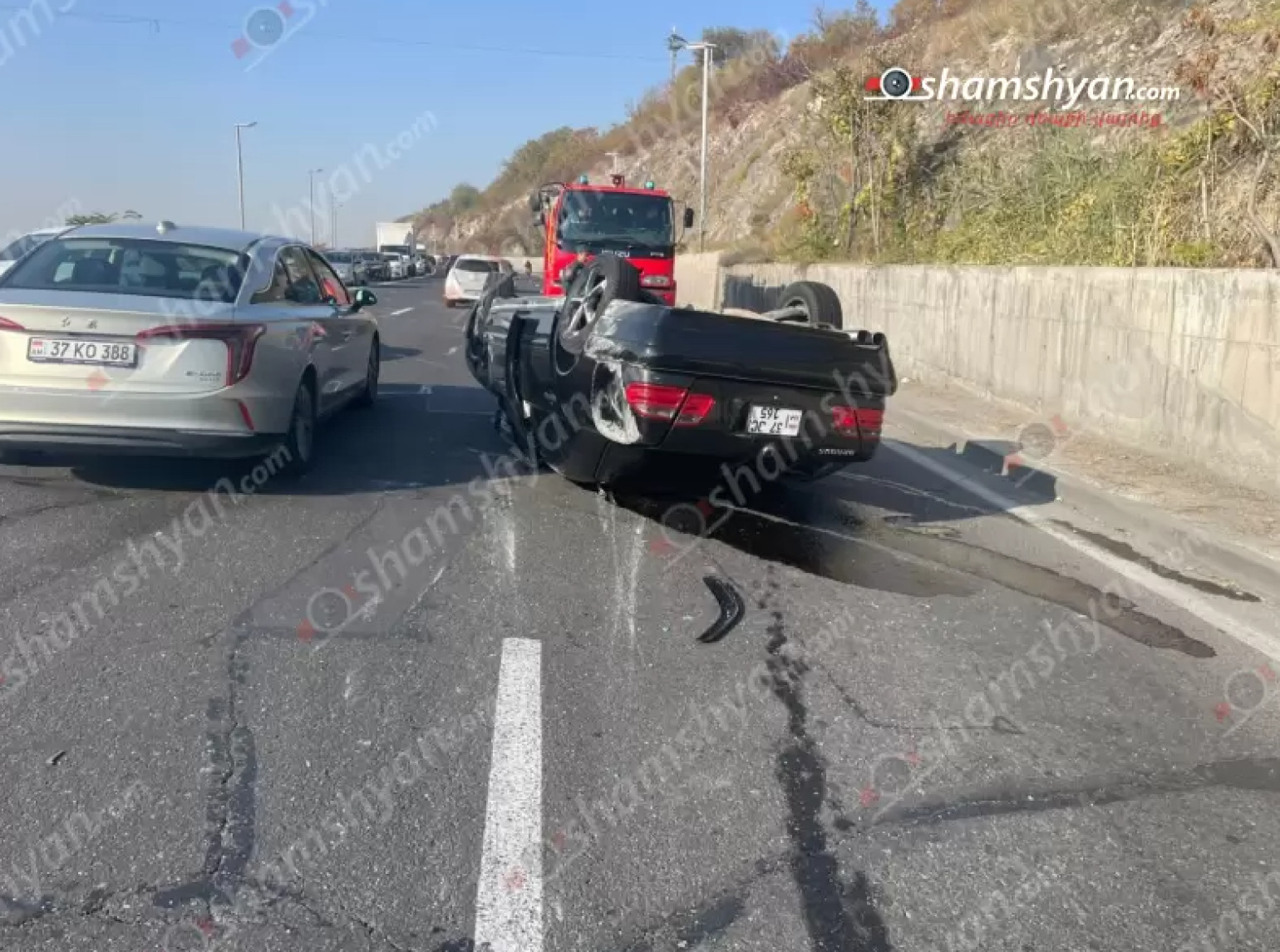 Երևանում «Երևանում «Mercedes»-ը բախվել է բազալտե եզրաքարին և գլխիվայր շրջվել