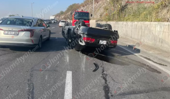 Երևանում «Երևանում «Mercedes»-ը բախվել է բազալտե եզրաքարին և գլխիվայր շրջվել