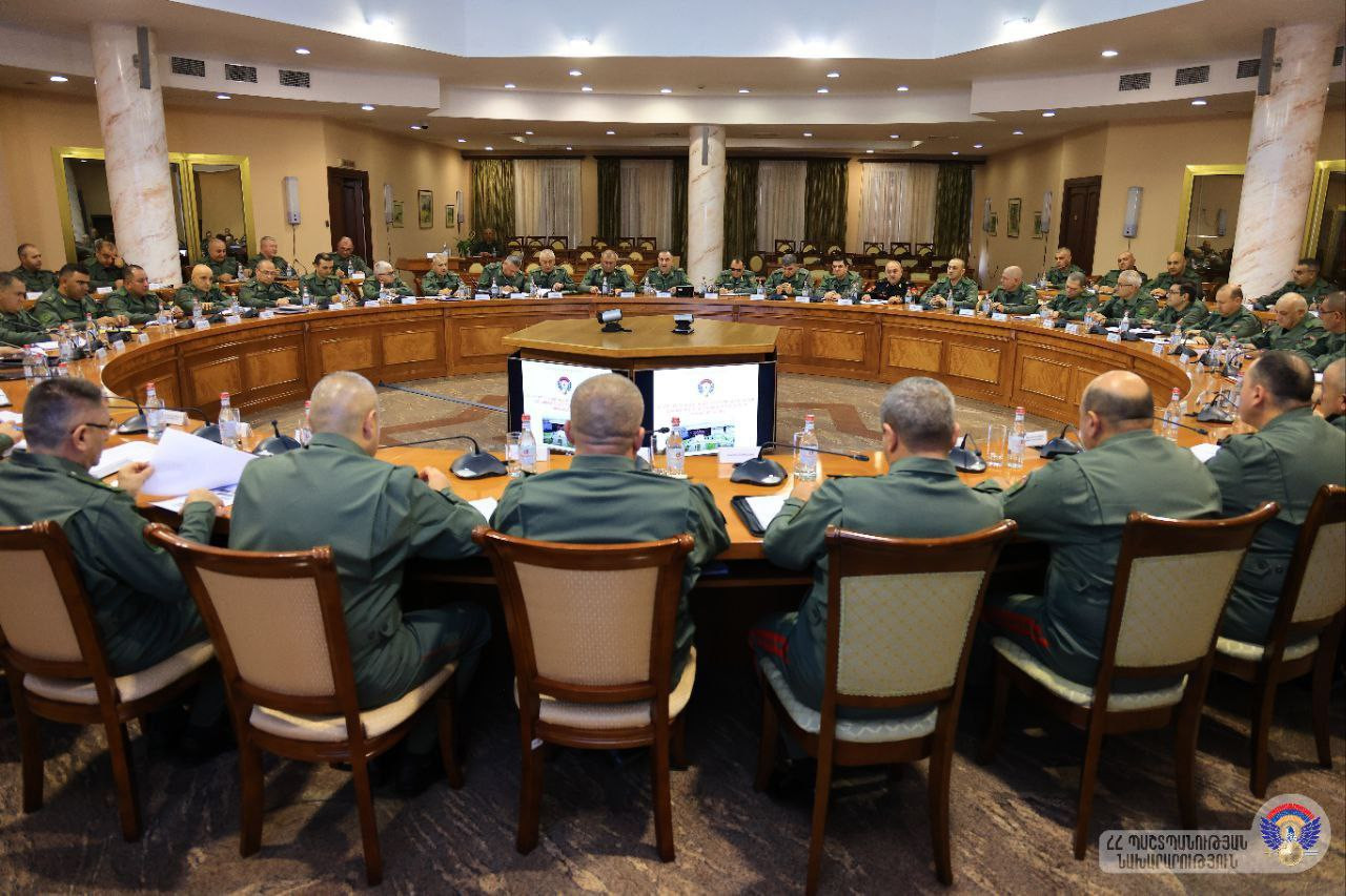 Էդվարդ Ասրյանը ՊՆ վարչական համալիրում հանդիպել է ՀՀ ԶՈՒ ղեկավար կազմի հետ